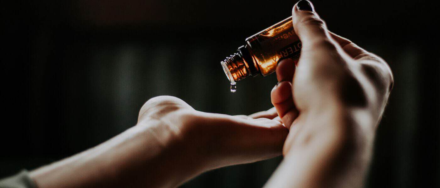 Best Essential Oils for Migraines in 2026: The Scents With Real Evidence, How to Use Them, and What Actually Works
