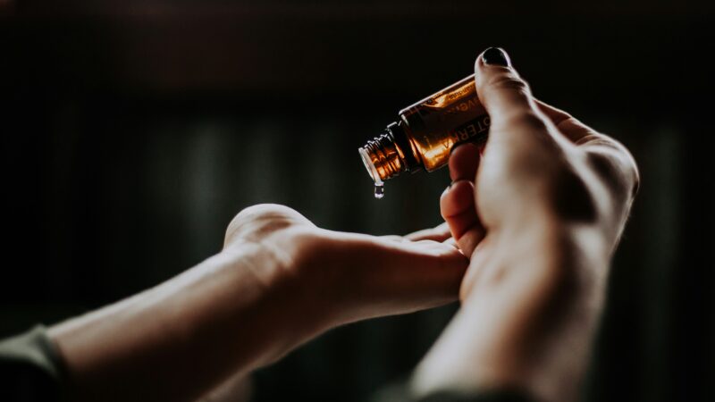 Best Essential Oils for Migraines in 2026: The Scents With Real Evidence, How to Use Them, and What Actually Works