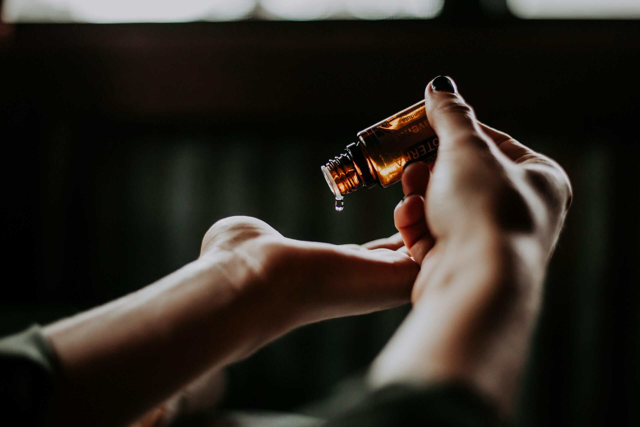 Best Essential Oils for Migraines in 2026: The Scents With Real Evidence, How to Use Them, and What Actually Works