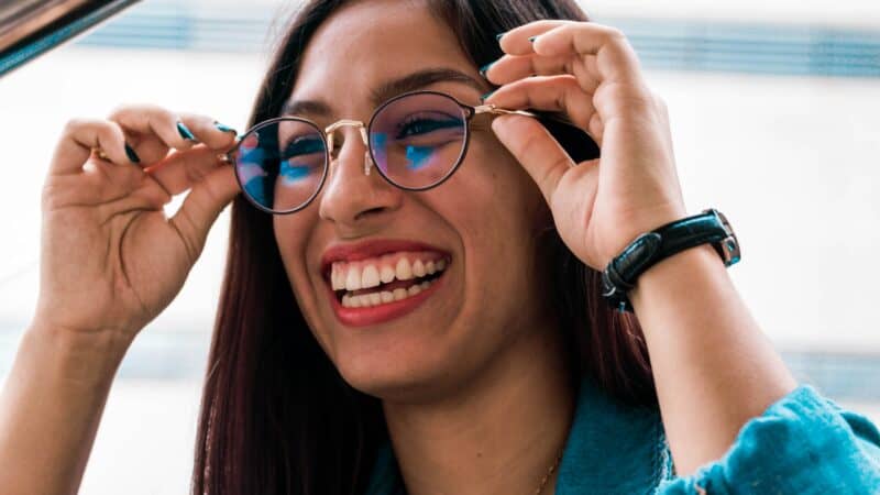 Migraine Glasses vs Regular Sunglasses: Easing Light Sensitivity