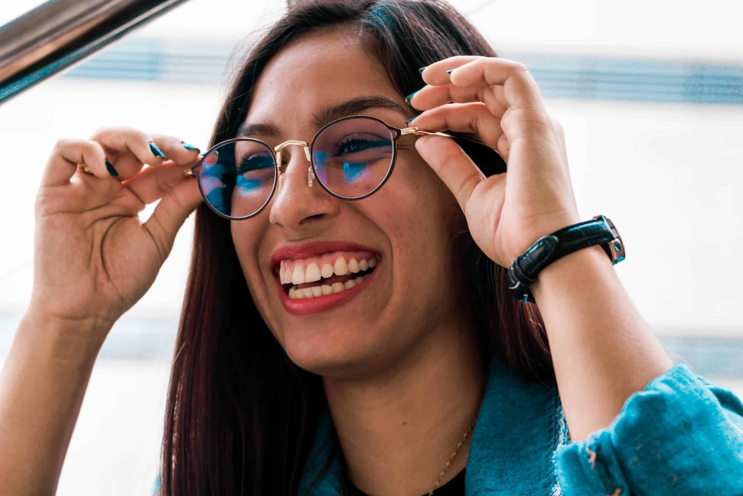 Migraine Glasses vs Regular Sunglasses: Easing Light Sensitivity