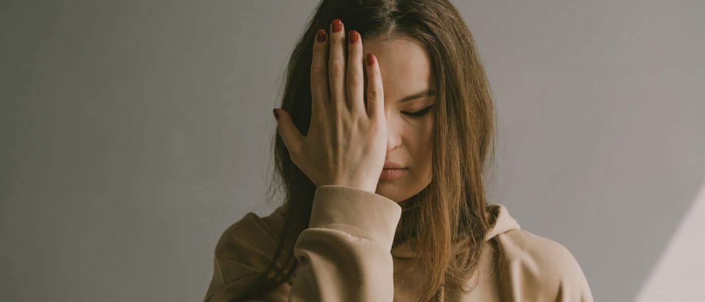 What Causes Migraine Aura: Understanding the Warning Signs