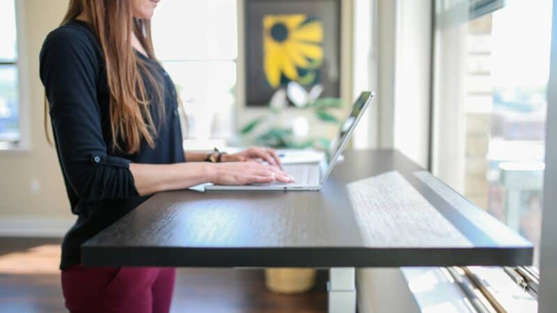 Best Standing Desks for Migraine in 2026: Change Position Without Changing Jobs