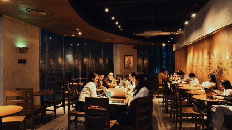 How to Handle a Migraine at a Restaurant: Easy Stress-Free Guide