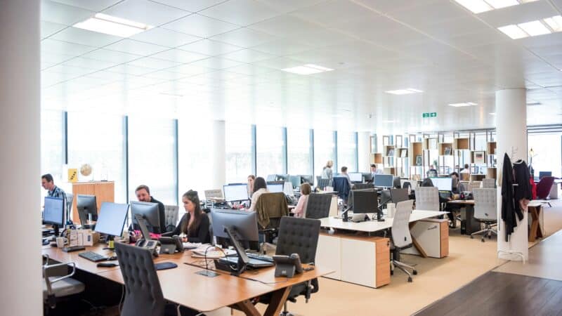 How to Handle Scented Workplaces With Migraine: Practical Steps and Accommodations