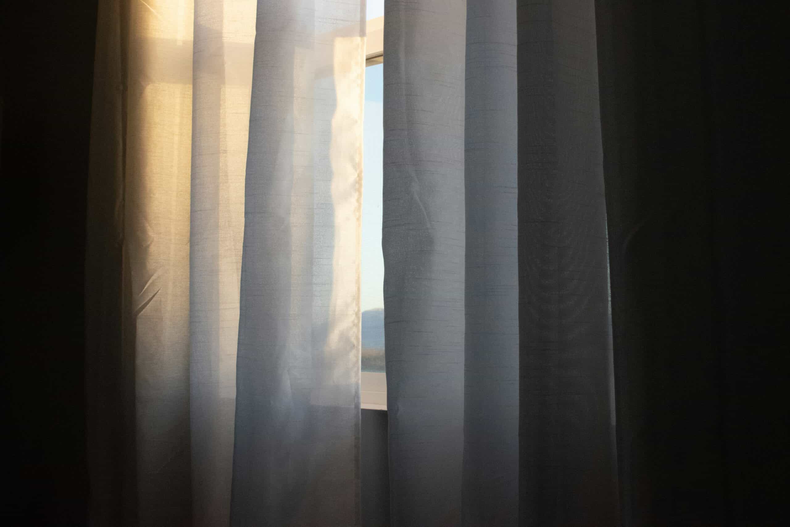 Blackout Curtain Coverage Calculator for Migraine: Rod Width, Panel Length, and Killing the Light Leak