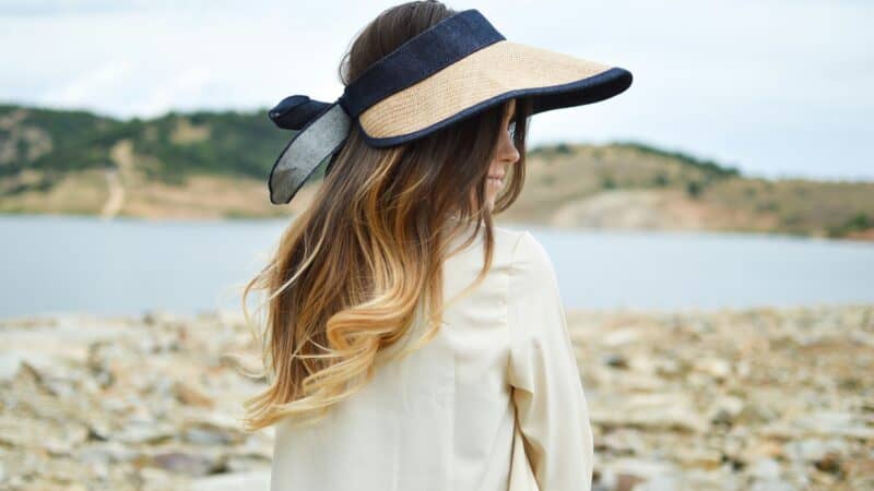 Best Wide-Brim Hats and Visors for Light Sensitivity in 2026: Shade That Reaches the Eyes Before the Glare Does