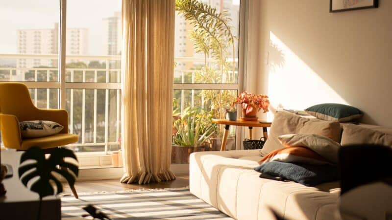 How to Handle a Migraine When You Live Alone: Preparation, Safety, and a Check-In Plan